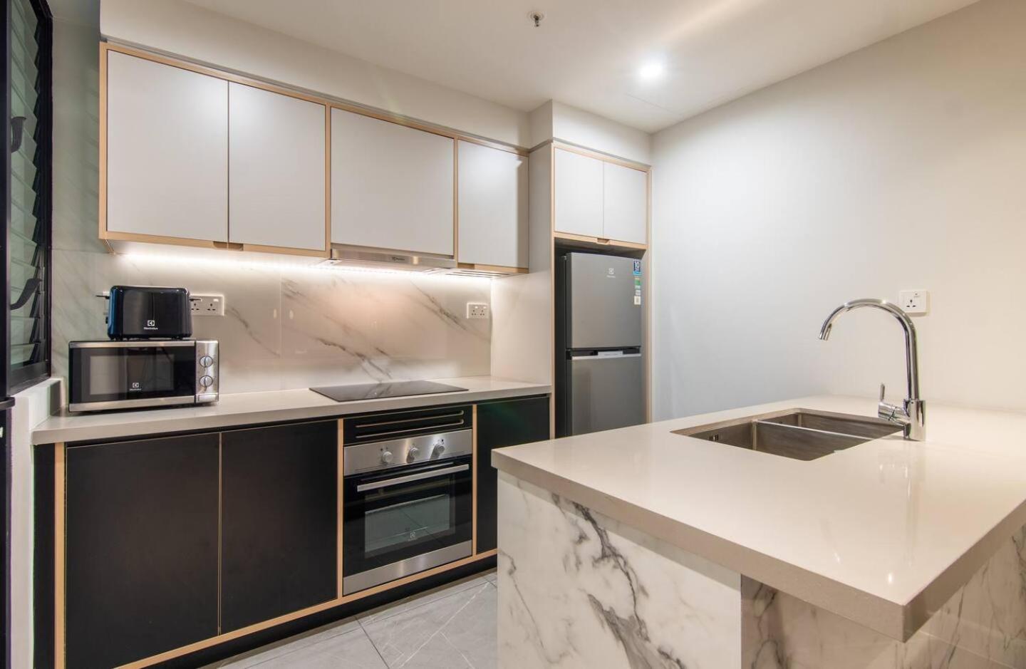 Luxury 2 Or 3Br Apartment In Dist 1 N Pool, Gym, Airport Pickup Хошимин Экстерьер фото