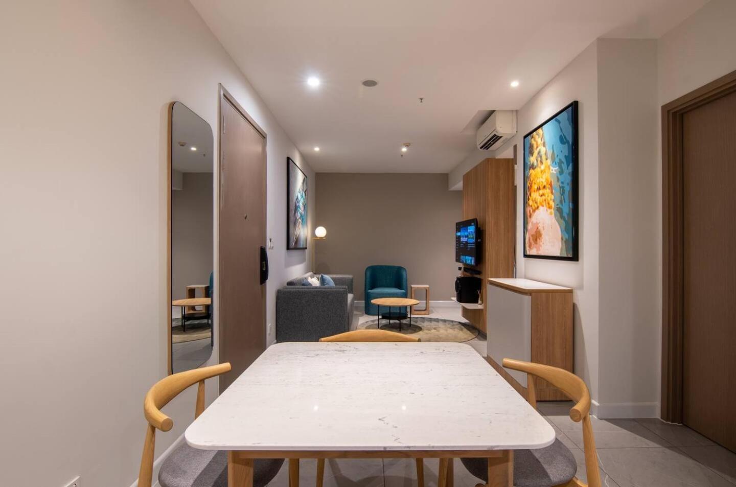 Luxury 2 Or 3Br Apartment In Dist 1 N Pool, Gym, Airport Pickup Хошимин Экстерьер фото
